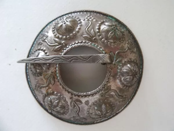 Sakta. 18. gs., sudrabs, 500 prove, diam. 7,5 cm. Avots: https://www.antonia.lv/lv/izsole/
