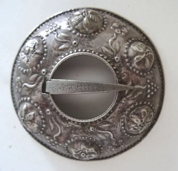Sakta. 18. gs., sudrabs, 500 prove, diam. 7,8 cm. Avots: https://www.antonia.lv/lv/izsole/