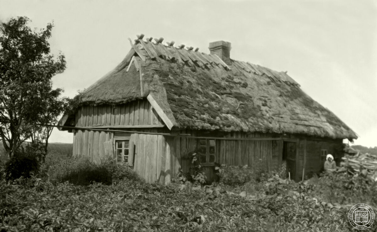 -nicas-maja-Dizu_maju_dzivojama_eka_Liepajas_aprinka_Nicas_pagasta__1924__gada_11__julijs__Fotografe_Alma_Dunga_.jpg