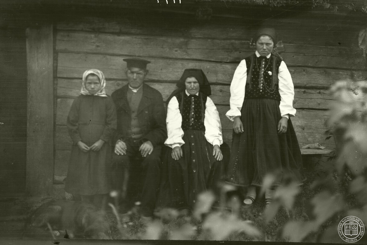Fotografam_poze_Liepajas_aprinka_Nicas_pagasta_Klampju_ciema_iedzivotaji__1924__gads__Fotografe_Alma_Dunda_.jpg
